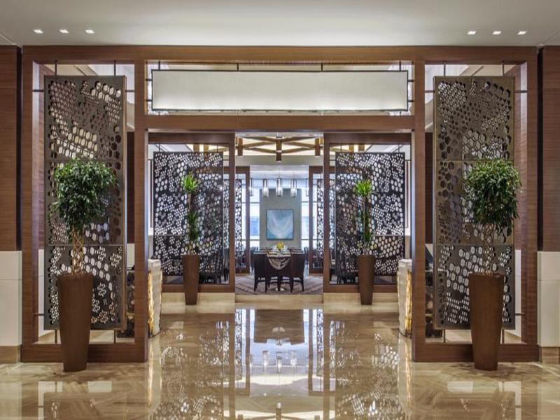 ホテル ジャバール オマール ハイアット リージェンシー マカー メッカ エクステリア 写真 The photo depicts the interior of an elegant restaurant or lobby space. There are large decorative partitions that create a sense of separation and intimacy, featuring intricate designs. On either side of the partitions, there are tall decorative pla
